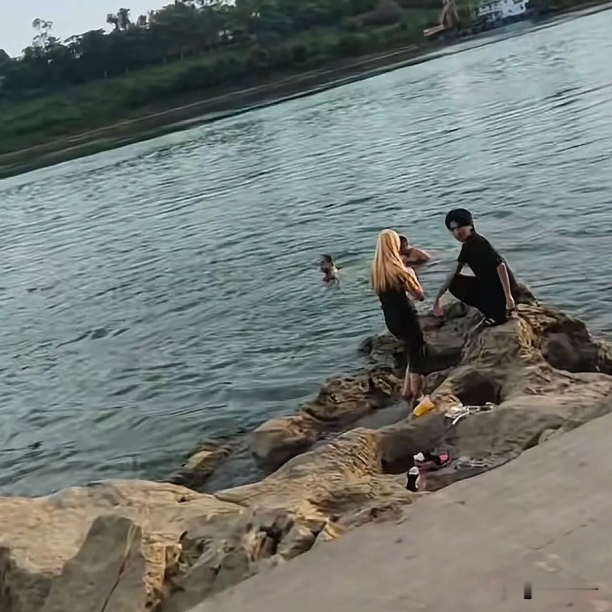 不会游泳还敢下水救人，该被指责吗？广西贵港这起落水事故，看得我心里五味杂陈。
 