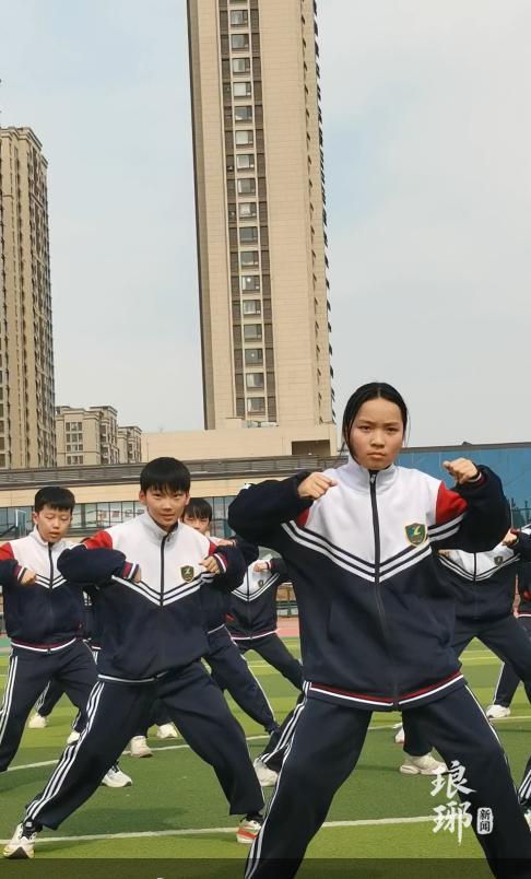 惊艳！临沂五年级同学在操场上跳舞超有范 网友赞叹：这才是青春最美的样子