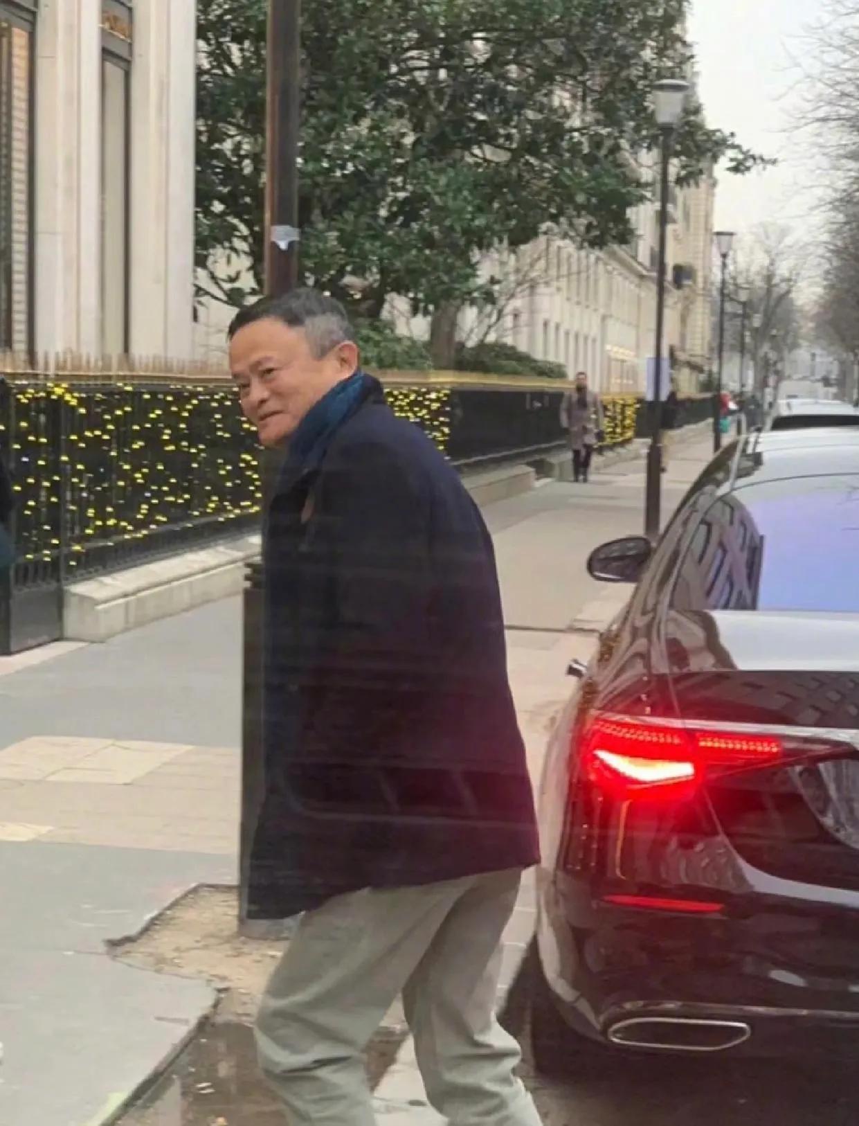 唉！马云也老了，看得见的苍苍白发。
巴黎街头的马云，一个时代的远去。