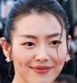 2019年，井柏然和刘雯因香奈儿广告结缘。2022年7月，三里屯十指紧扣被拍，恋