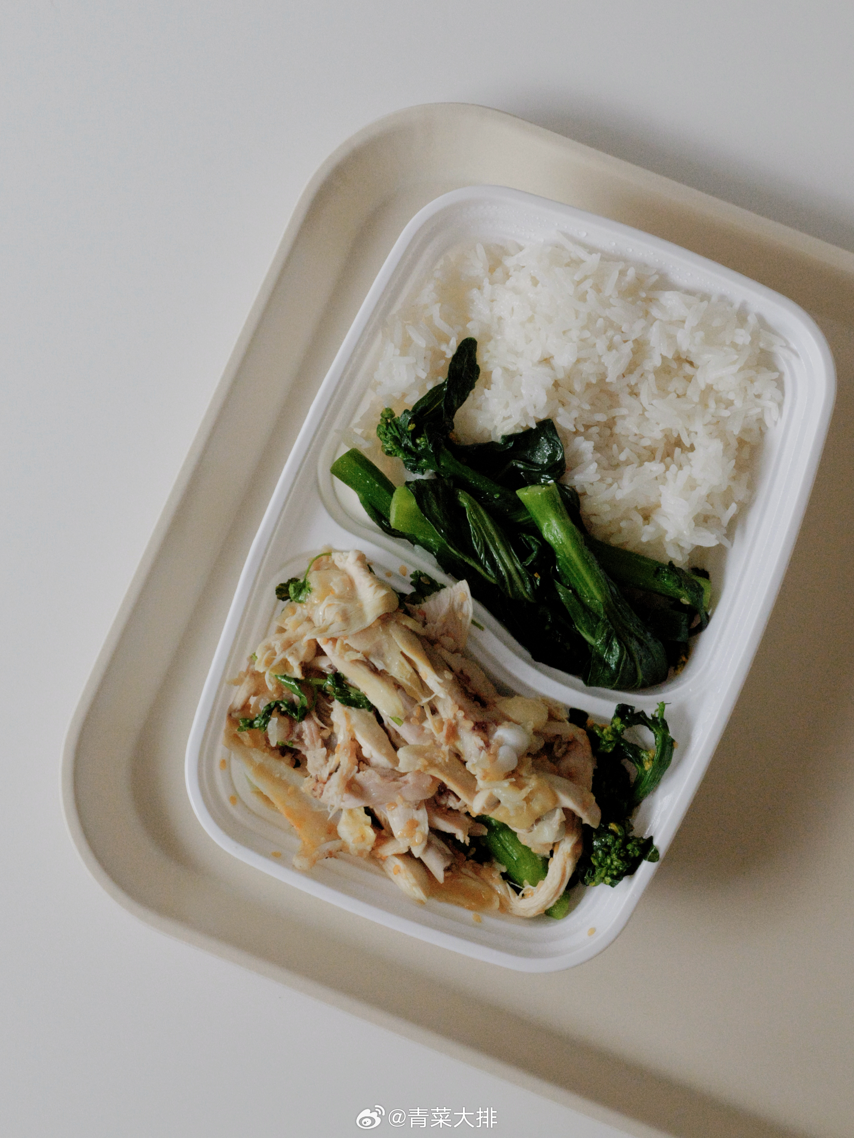 回家了！吃上了！出门在外最想念的是这两家烧腊快餐店外卖的手撕鸡饭+我的米饭酱，这