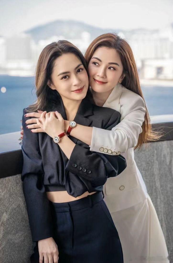 #Twins演唱会霍汶希晒礼送祝福# 呜呜呜真的好羡慕这样的神仙友谊啊[苦涩][