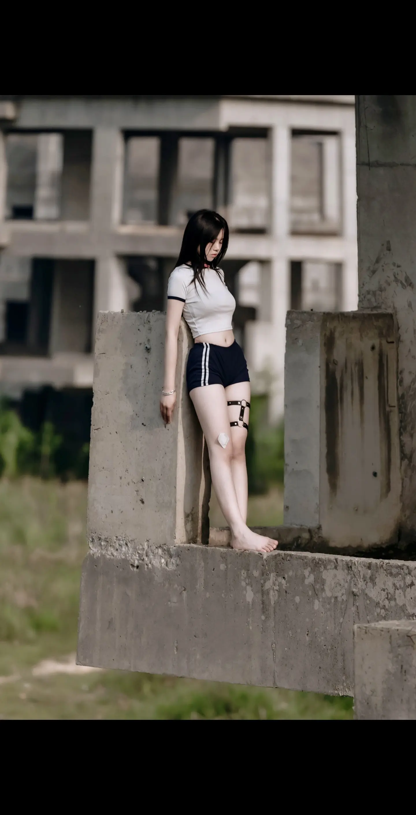 停止精神内耗（一）少女的情绪。《废墟情绪写真》
我尝试绕开那些悲伤，却也错过了许多欢喜。
摄影师：丁子墨
模特： 
拍摄地点：武汉 蔡甸后官湖（废弃的别墅区）
拍摄器材：佳能5D3  70-200镜头