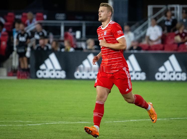 罗马诺：曼联将再次报价德里赫特和马兹拉维，预计未来几天有动静 据名记罗马诺报道，