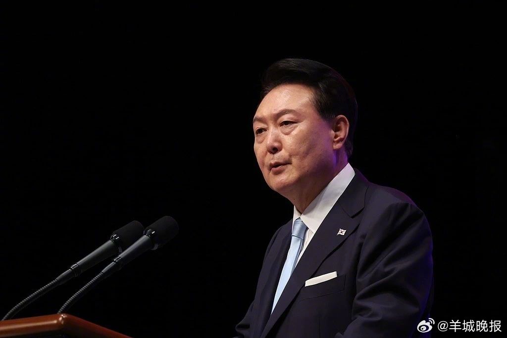 【#尹锡悦被批准逮捕#】韩国法院12月31日以涉嫌内乱为由对尹锡悦发布逮捕令。#