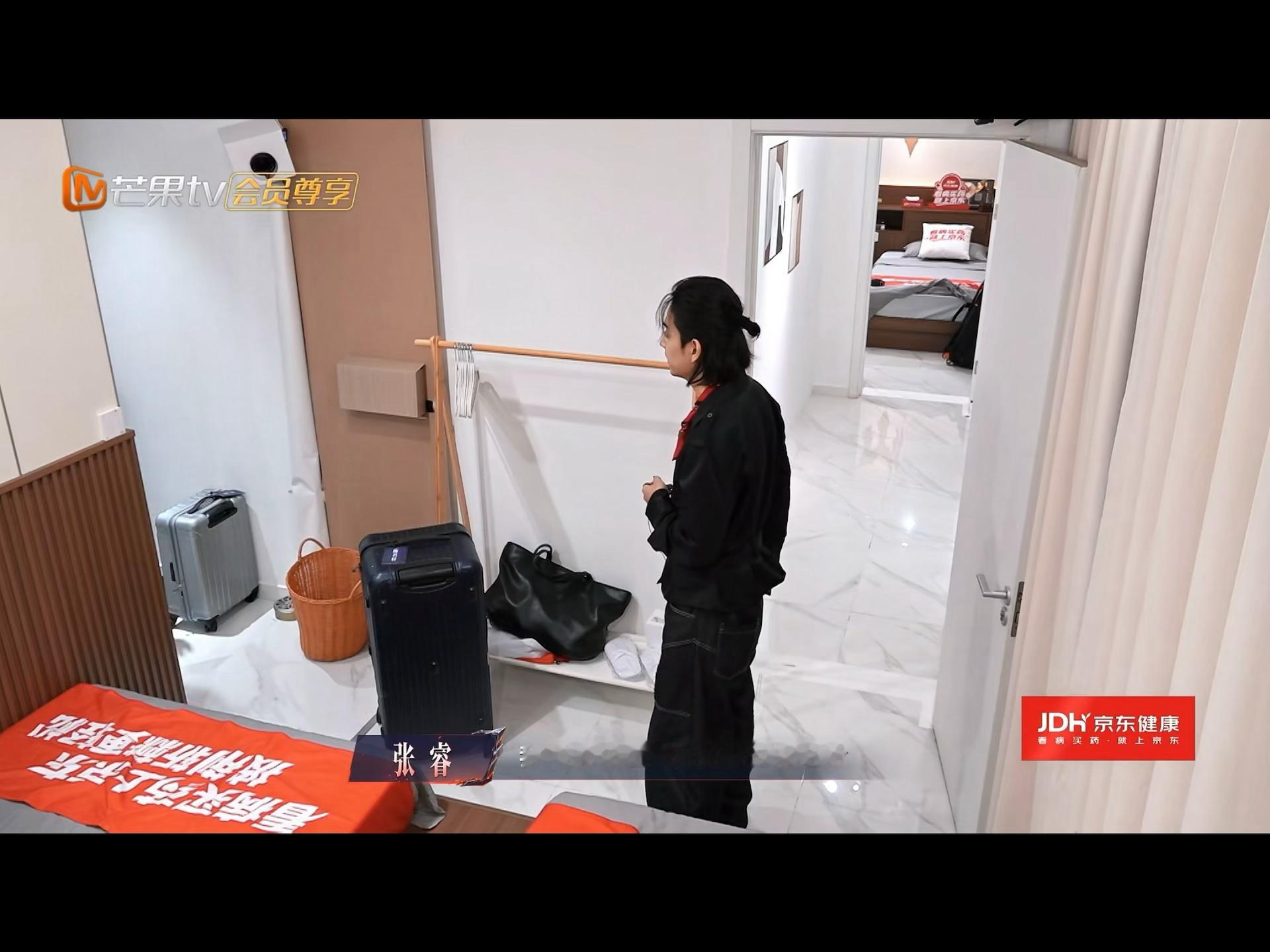 张睿要把锦州烧烤搬进披哥宿舍张睿家里是开烧烤店的谁被张睿可爱到了！逮住机会就安利