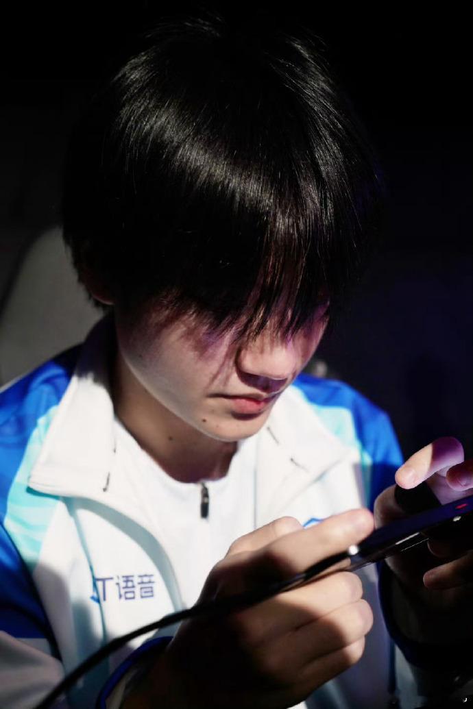 看着广州TT在荣王府附近的信号圈里强势突围，真的太激动了！三队混战中他们毫不畏惧