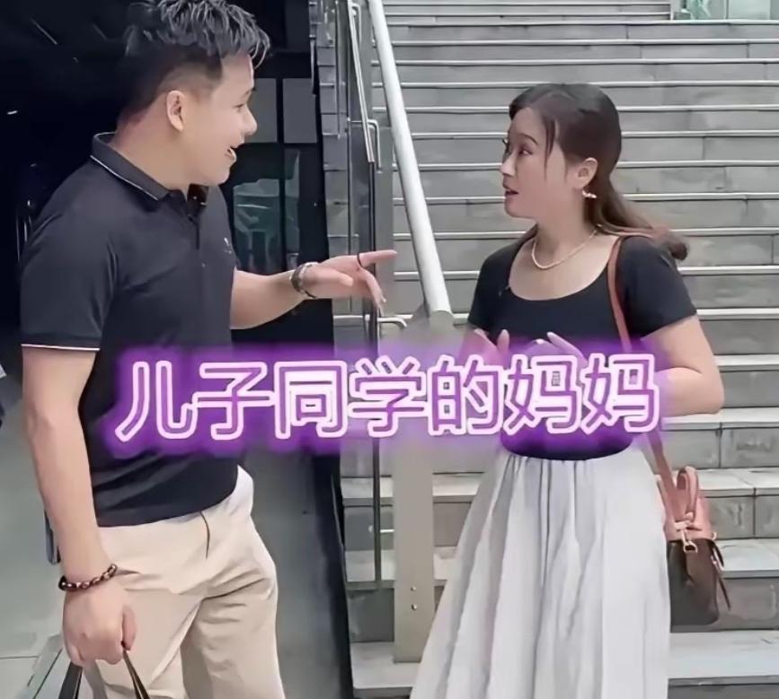 四川成都一处市民广场，男子准时赴约相亲，抬头看见对面的人当场愣住。面前的女子看着