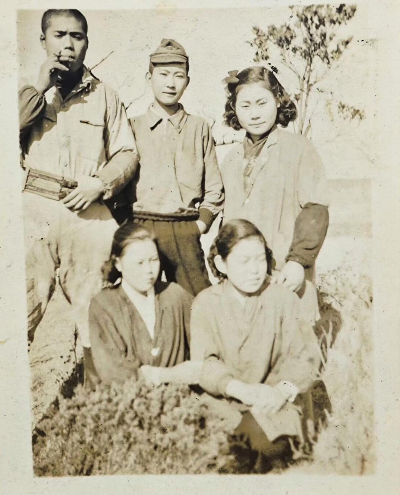 如照片所示，两个日军兽兵抓住了三个为他们洗衣服的中国姑娘。两个日军兽兵还表现得得