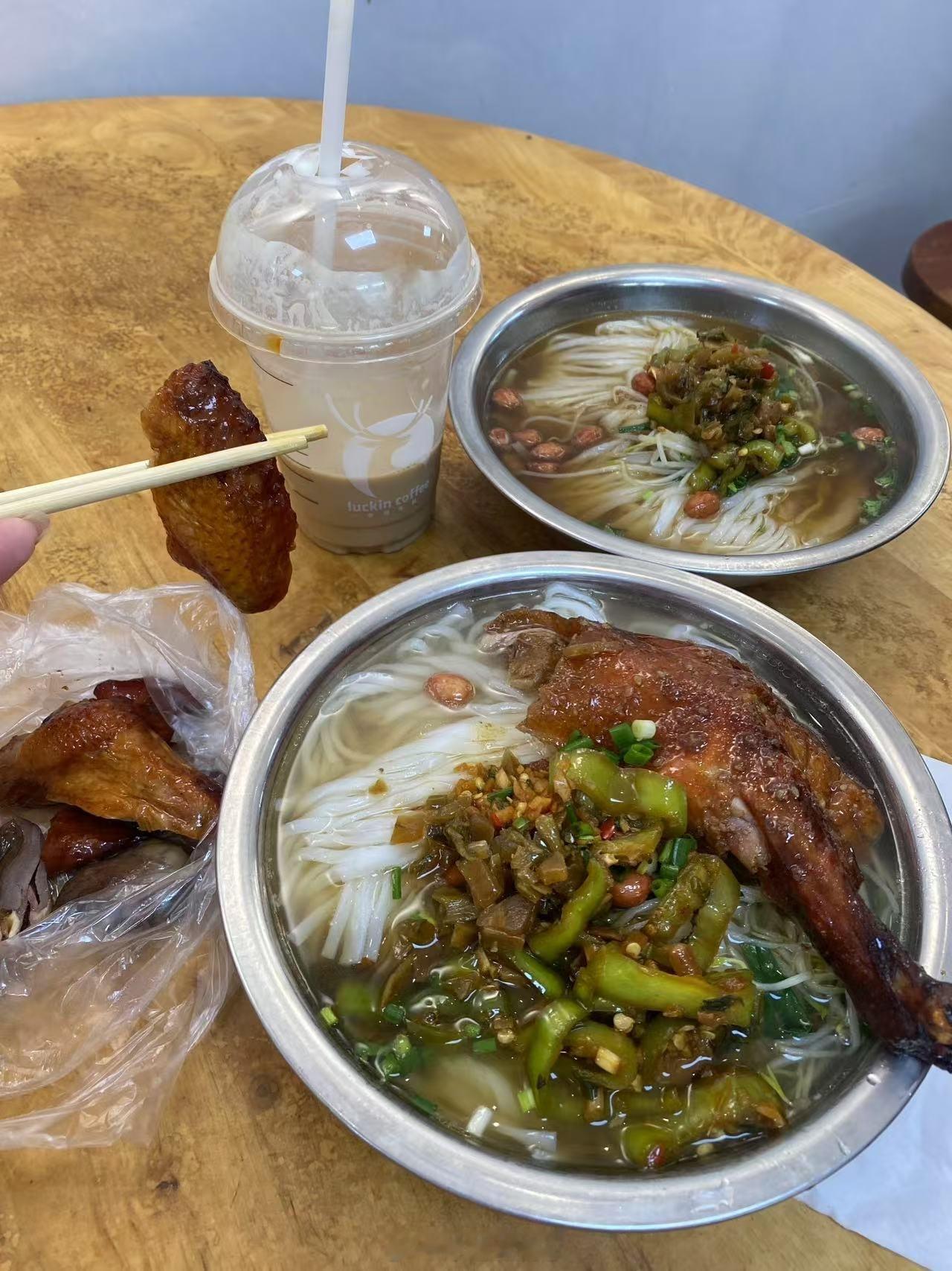 太师烧鸭粉开门了！馋了一段时间[憧憬]#吃遍南宁[超话]##南宁美食[超话]# 