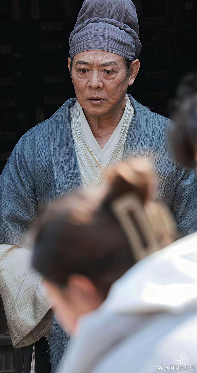 李连杰拍短剧路透 李连杰拍短剧路透，是不是化了特效妆啊！62岁李连杰短剧路透状态