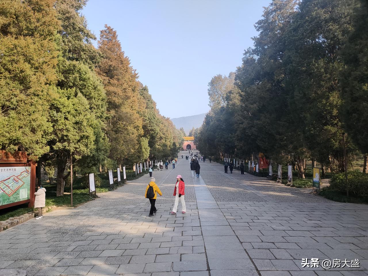 春天一到，那真是春意盎然、生机勃勃！公园里，桃花、杏花竞相绽放，粉的像霞，白的像