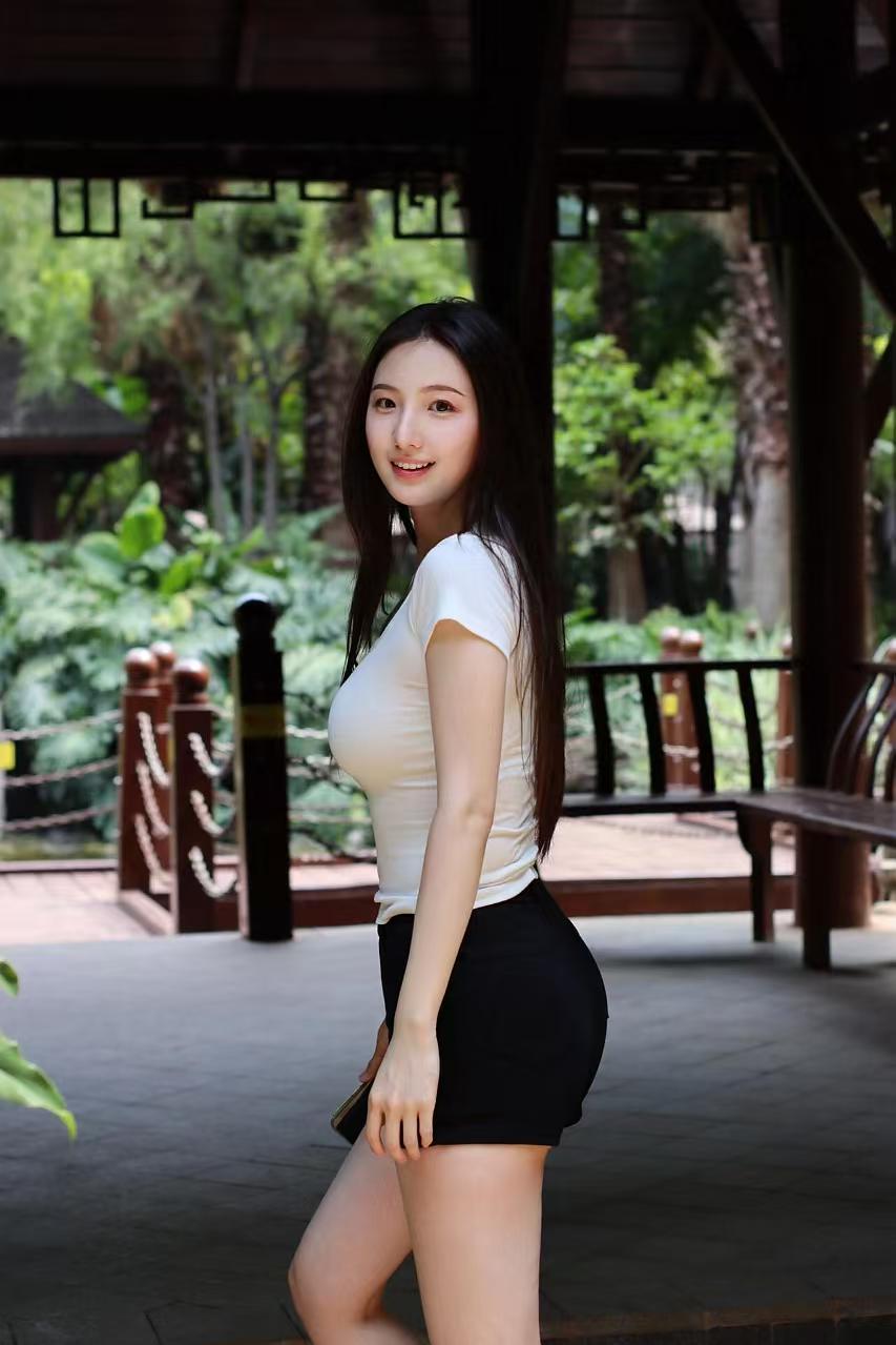 我以为我是被扔掉的烟头 直到你说我是烟花