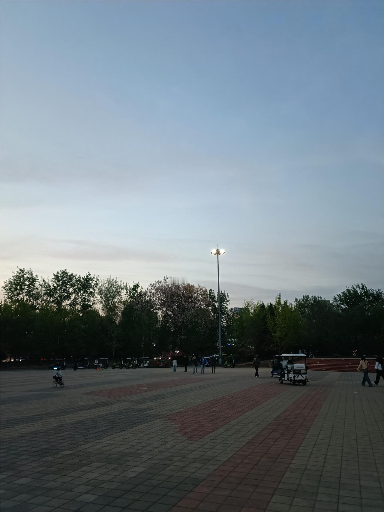 晒图笔记大赛 北京昨日的晚霞简直绝了！就像老天爷特意打翻了调色盘。
记得2021