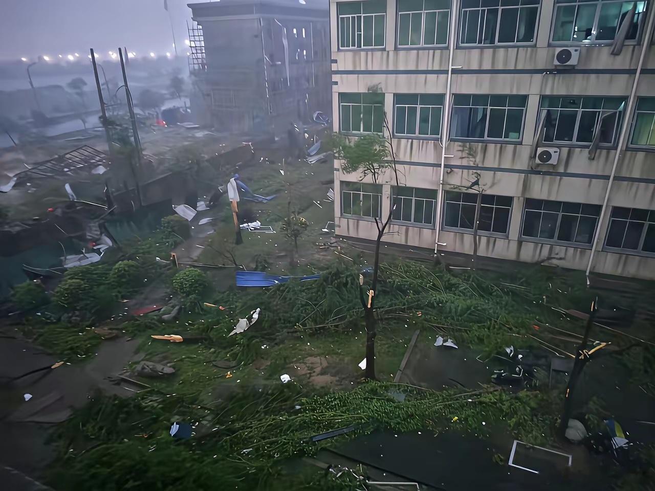 湖北龙卷风目击者讲述劫后余生：恐怖到无法想像湖北黄冈市区6日晚遭遇历史罕见EF2