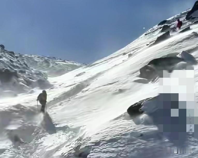 12月21日，一名23岁的男子徒步四川田海子山时，因严重高原反应去世，遗体已运送