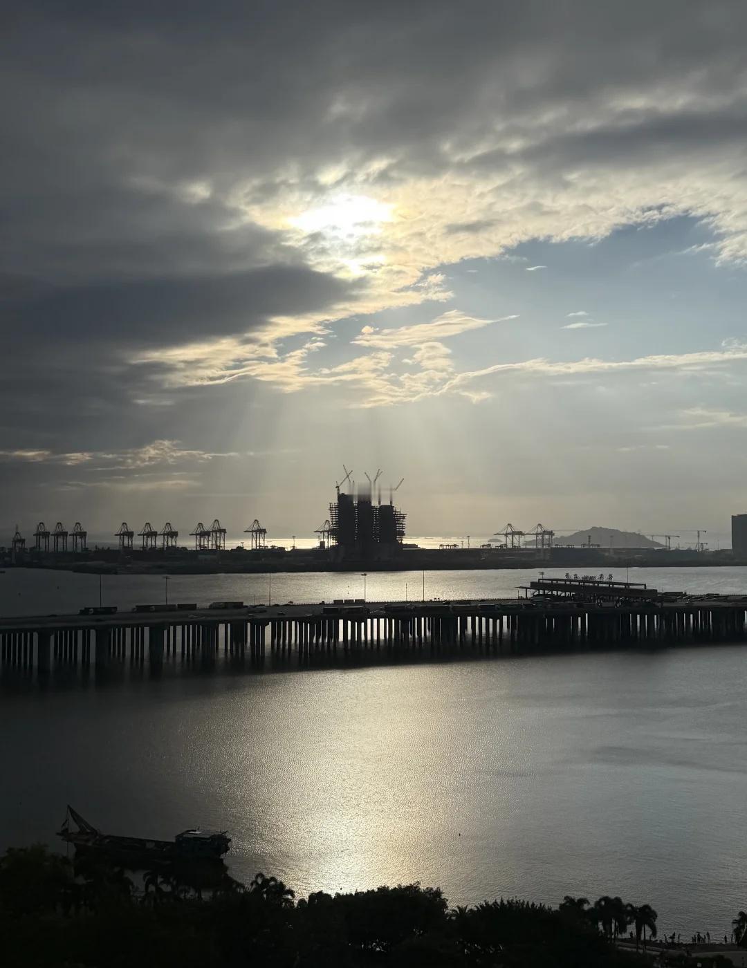 ✨丁达尔光洒落前湾海面
有没有被这一刻的前海震撼到🌫️
云层散开，丁达尔光直接