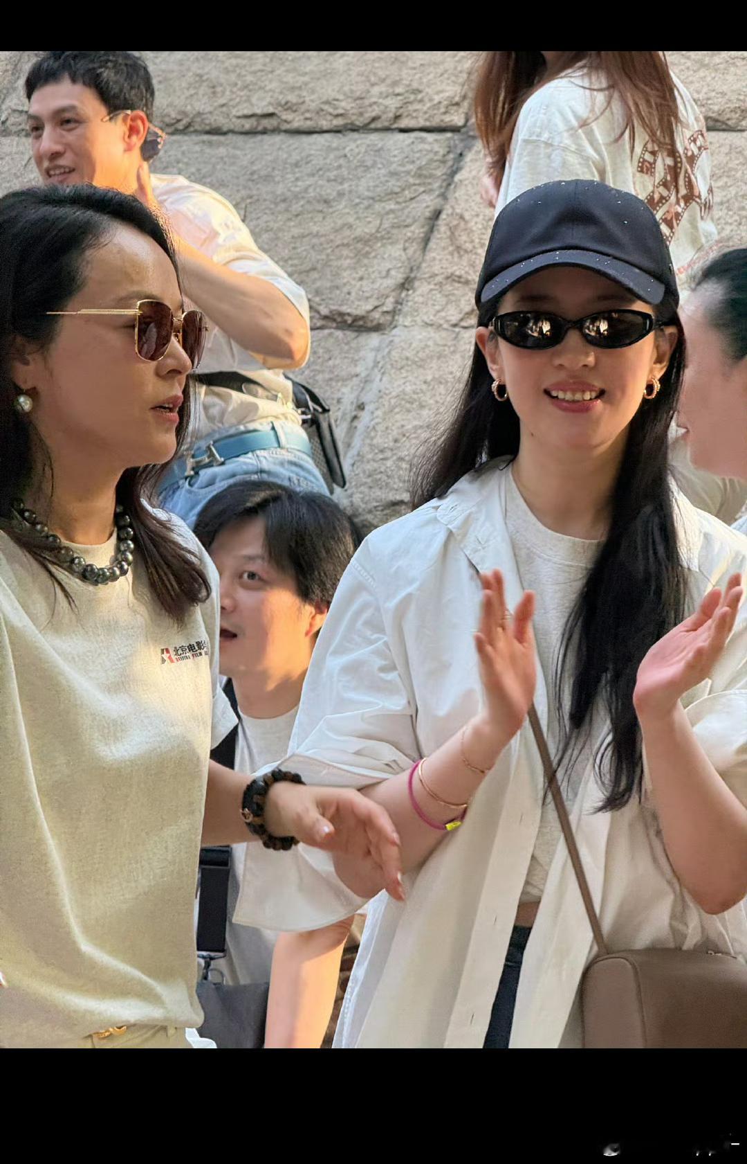 刘亦菲回北电和同学聚会小黄圣依和大黄圣依谁美 