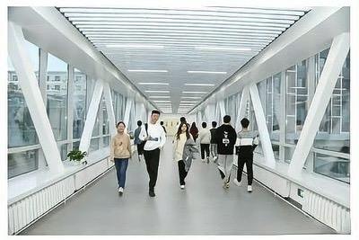 哈尔滨工业大学的暖廊最近彻底火了！东北寒冬零下几十度，校园里却藏着暖心神器，22