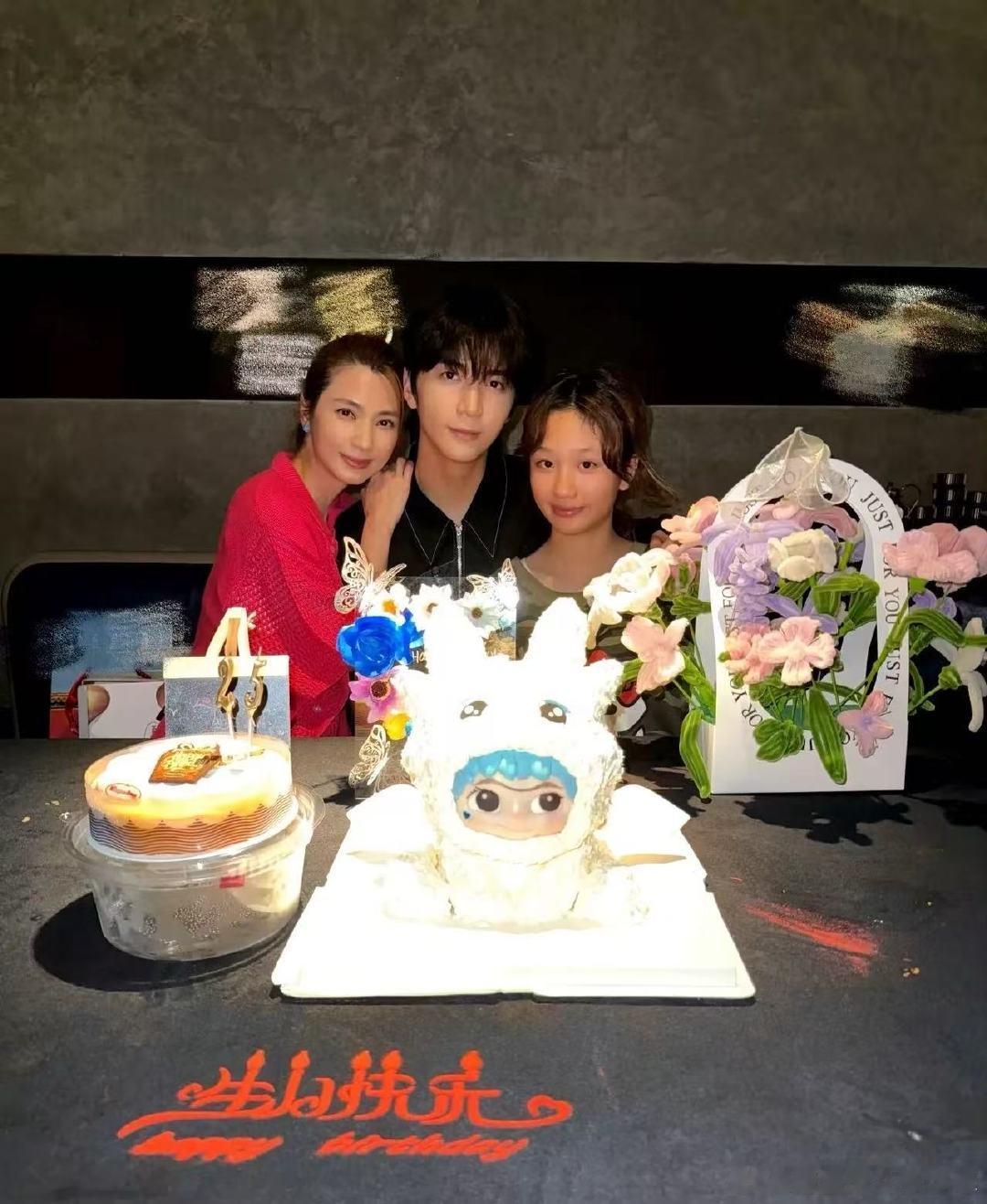 洪欣晒合照为儿子庆生洪欣晒照庆祝张镐濂25岁生日，和儿子合照像个大姐姐，状态太好