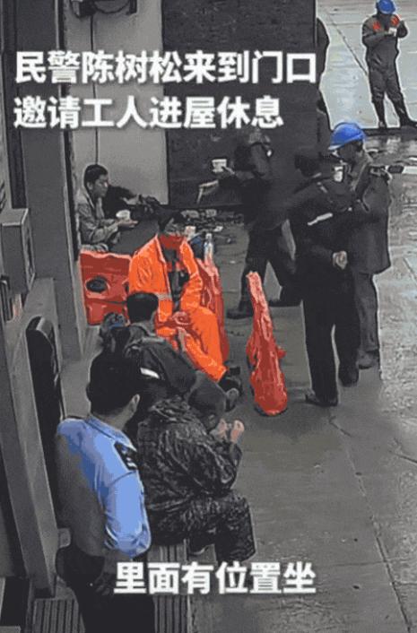 湖北一群修路工人午饭时，为了避雨，来到派出所门前台阶坐下，不料，民警发现后，竟然