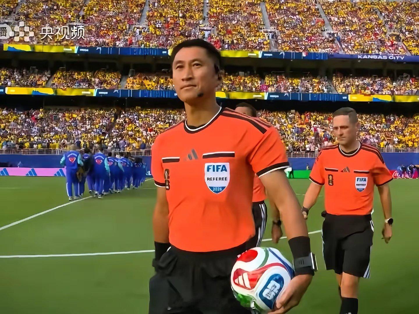 超十六年的坚守，今天终于站上最高舞台执法主裁判！为你喝彩⚽️ 世界杯主裁判 马宁