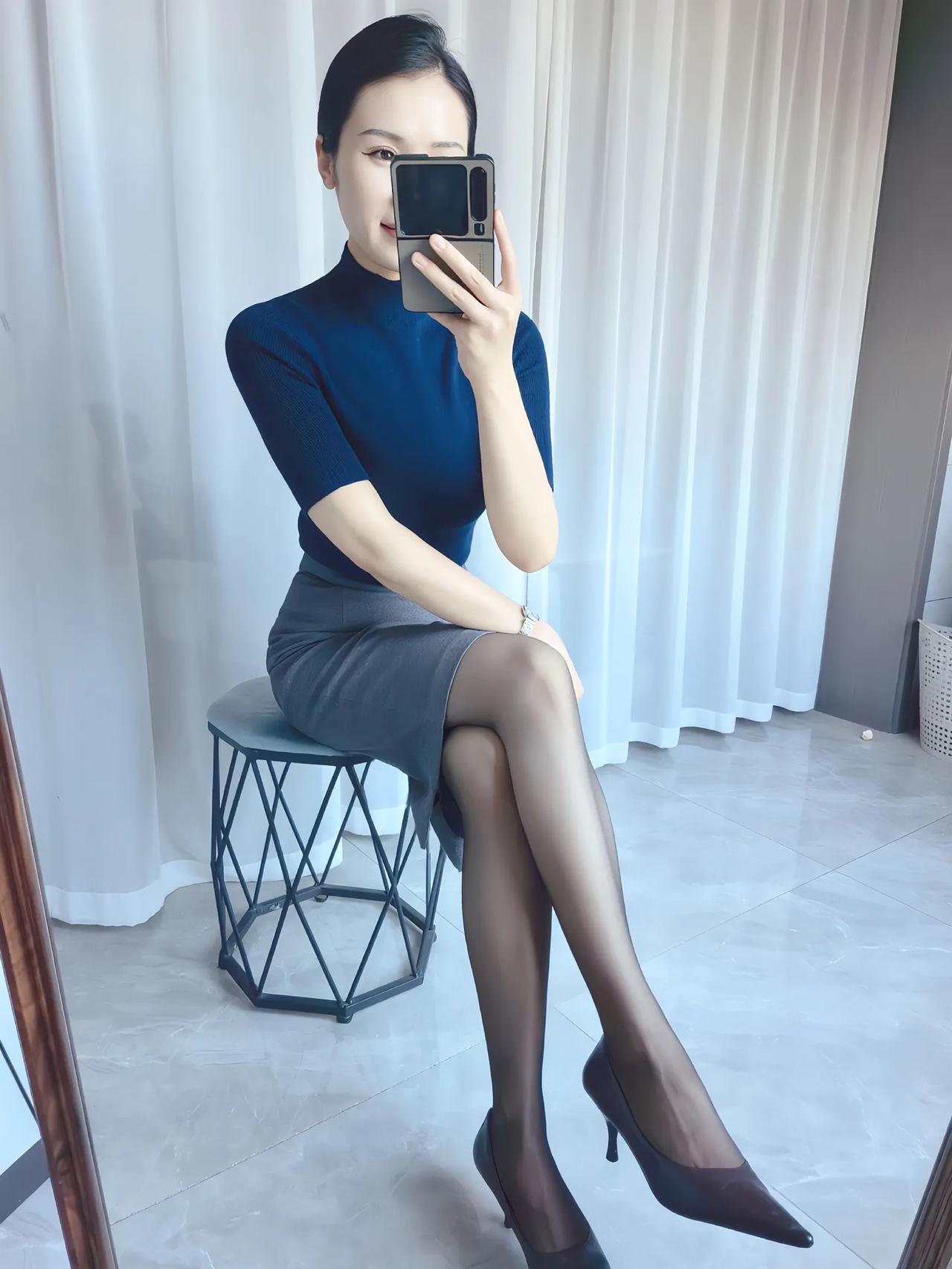 优雅职场穿搭，蓝色高领衫搭配灰色短裙，尽显干练气质！