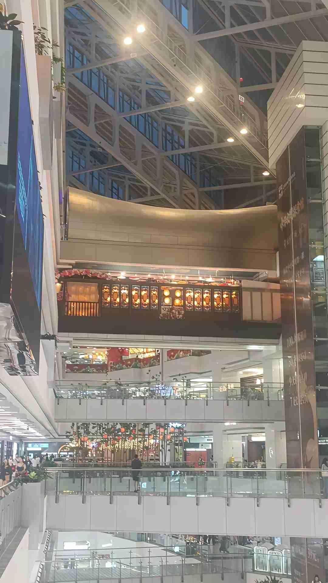 广州正佳广场常年客流不断，热度居高不下，背后自有道理。今天带着孩子逛商场，无意间
