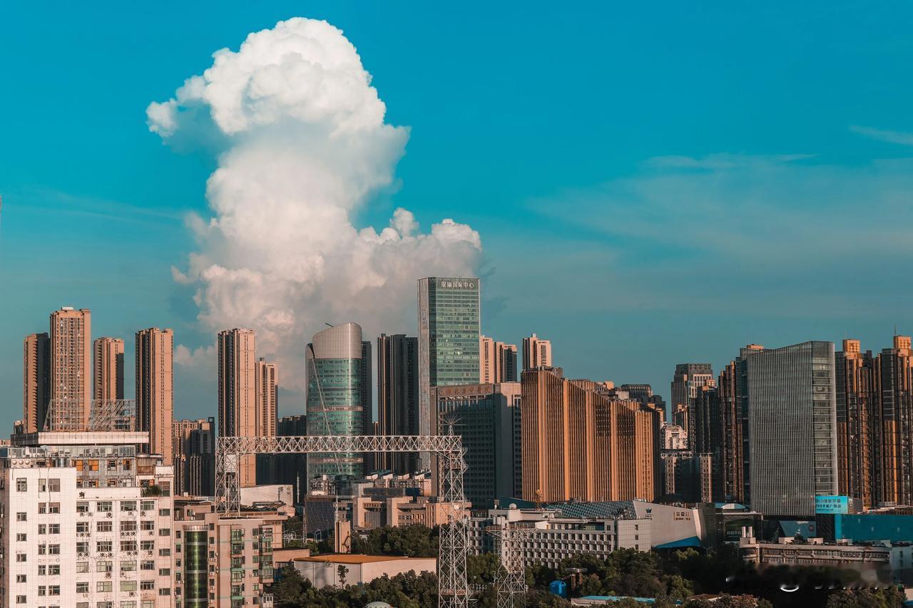 武汉的夏天，让人又爱又恨！天气越炎热，天空的颜值似乎越高。特别是有了蓝天白云的加
