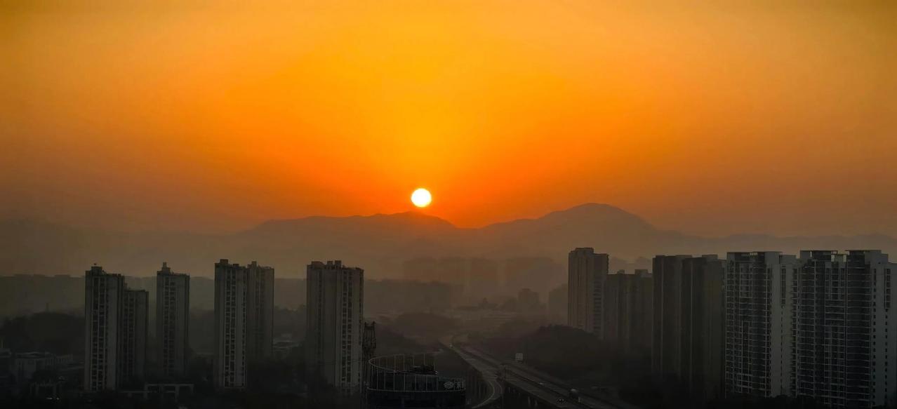 下联：五鼓健身沐曦光。

（图片来自网络）