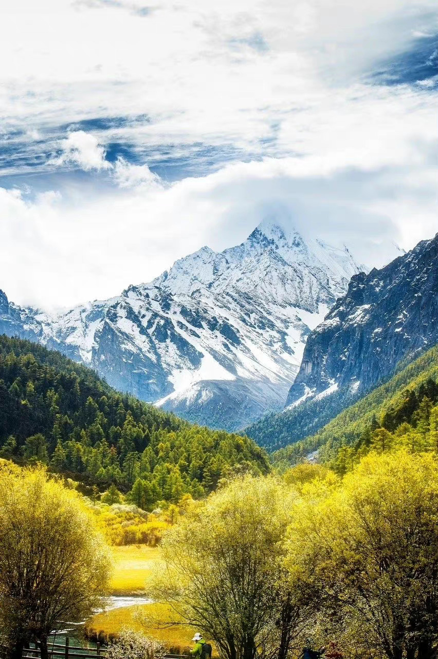 秋天，一定要去一次川西，去看洁白的雪山，美丽的海子，多彩的彩林。 ​​​