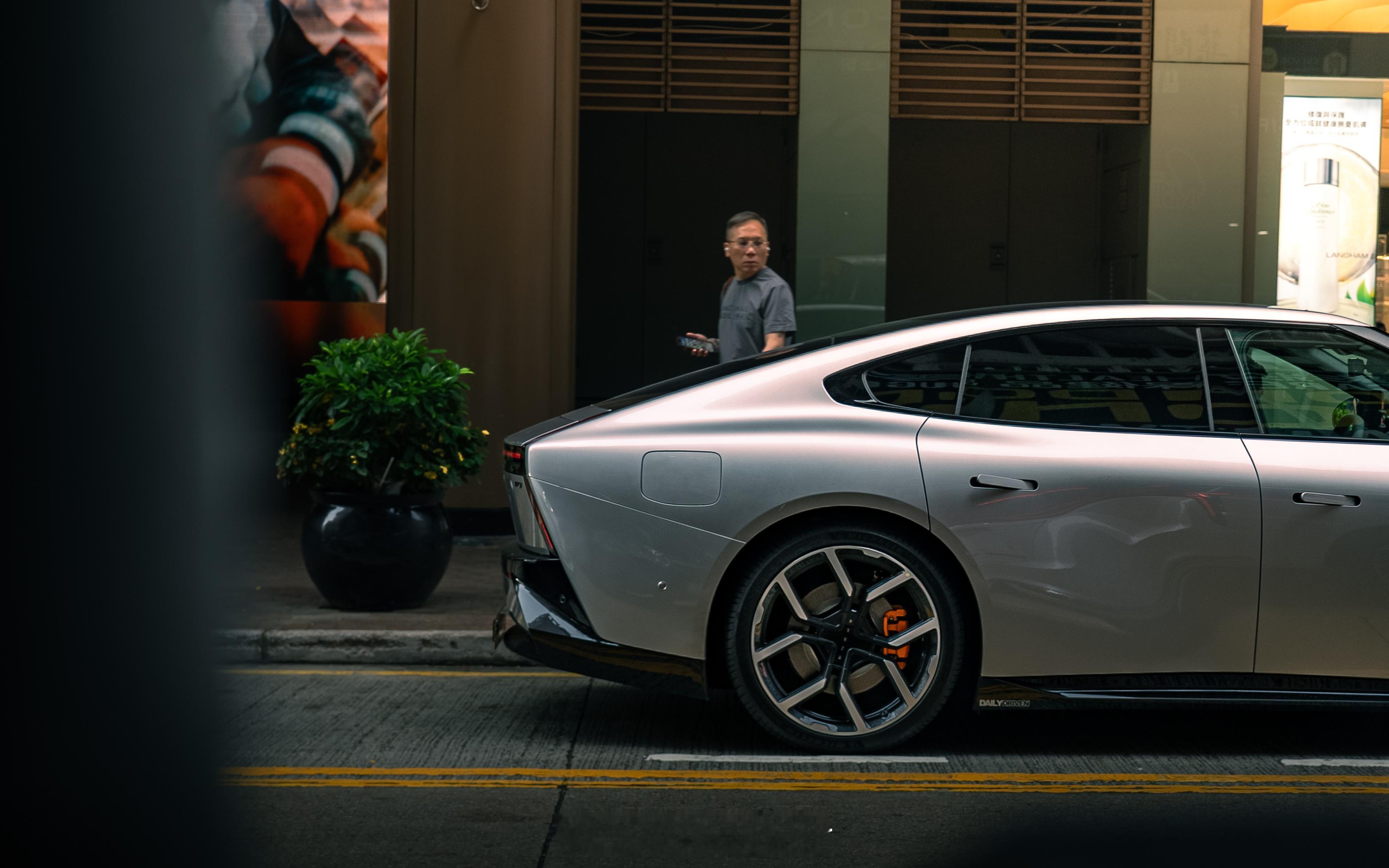 小鹏P7首次亮相香港街头今日香港街头惊现全新小鹏P7，其既未来又时尚的原创设计，