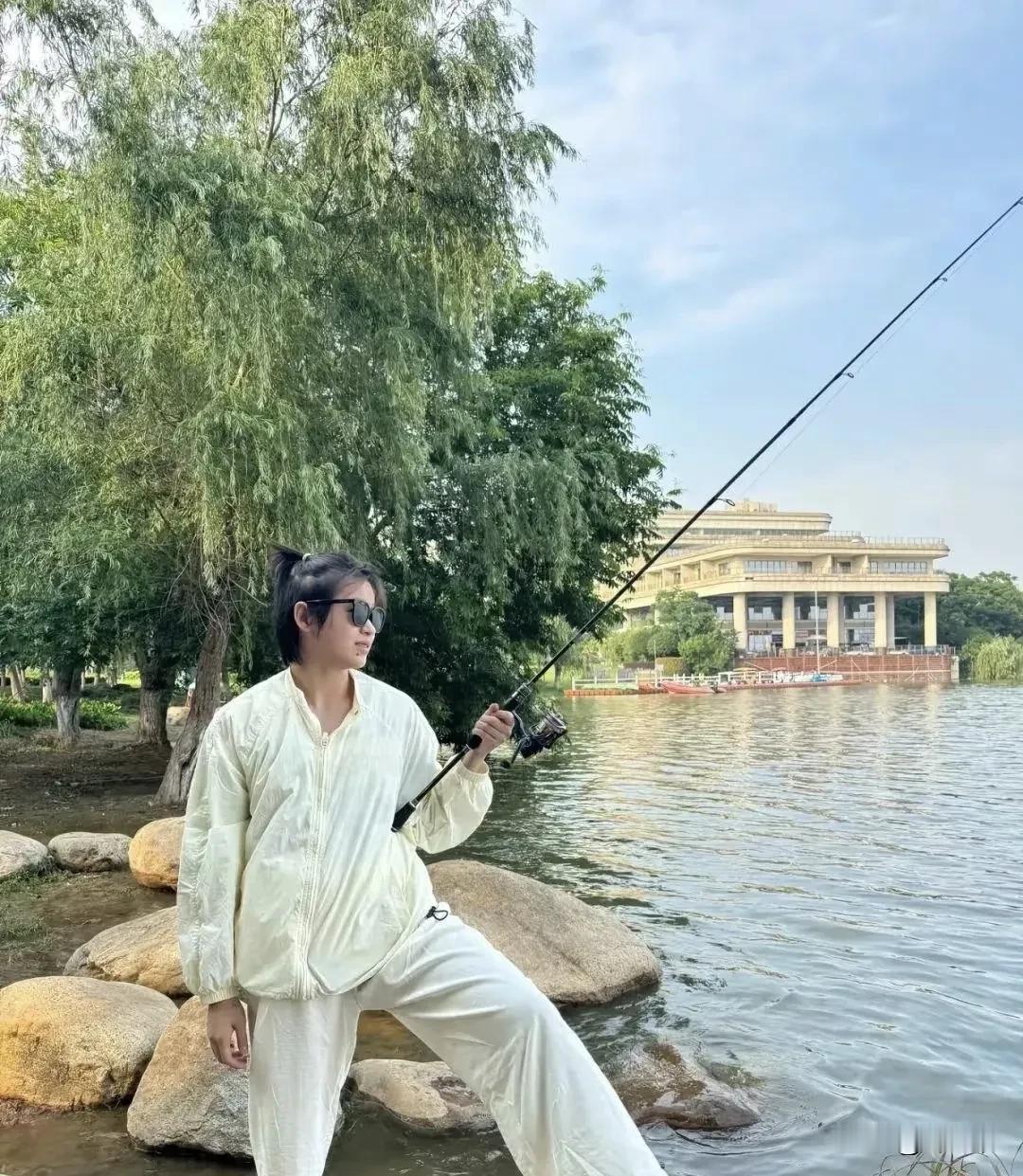 全红婵就是一个运动员，所以她也没有必要去管粉丝，因为这帮“粉丝”本身就是个失控的