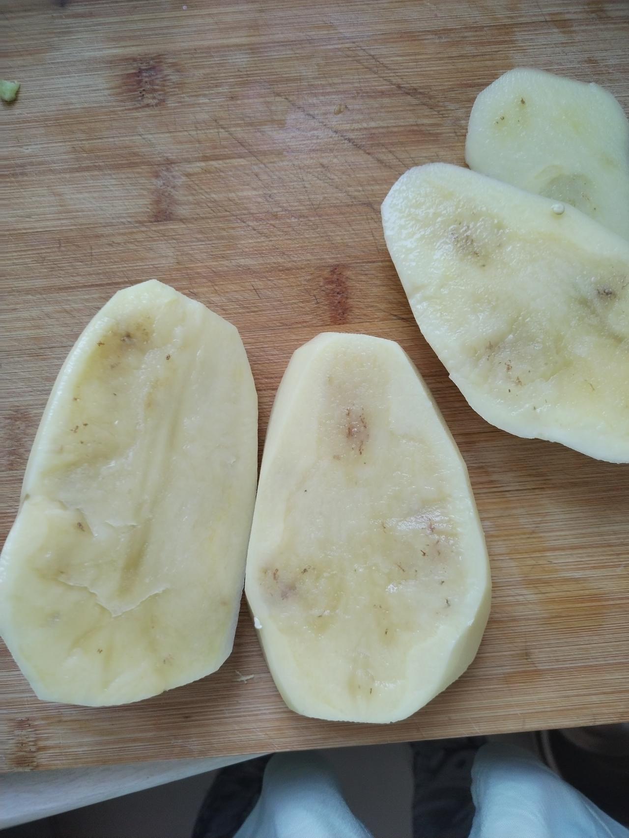 买了3个大土豆，其中2个里面发黑，这能吃吗？有没有毒呀？