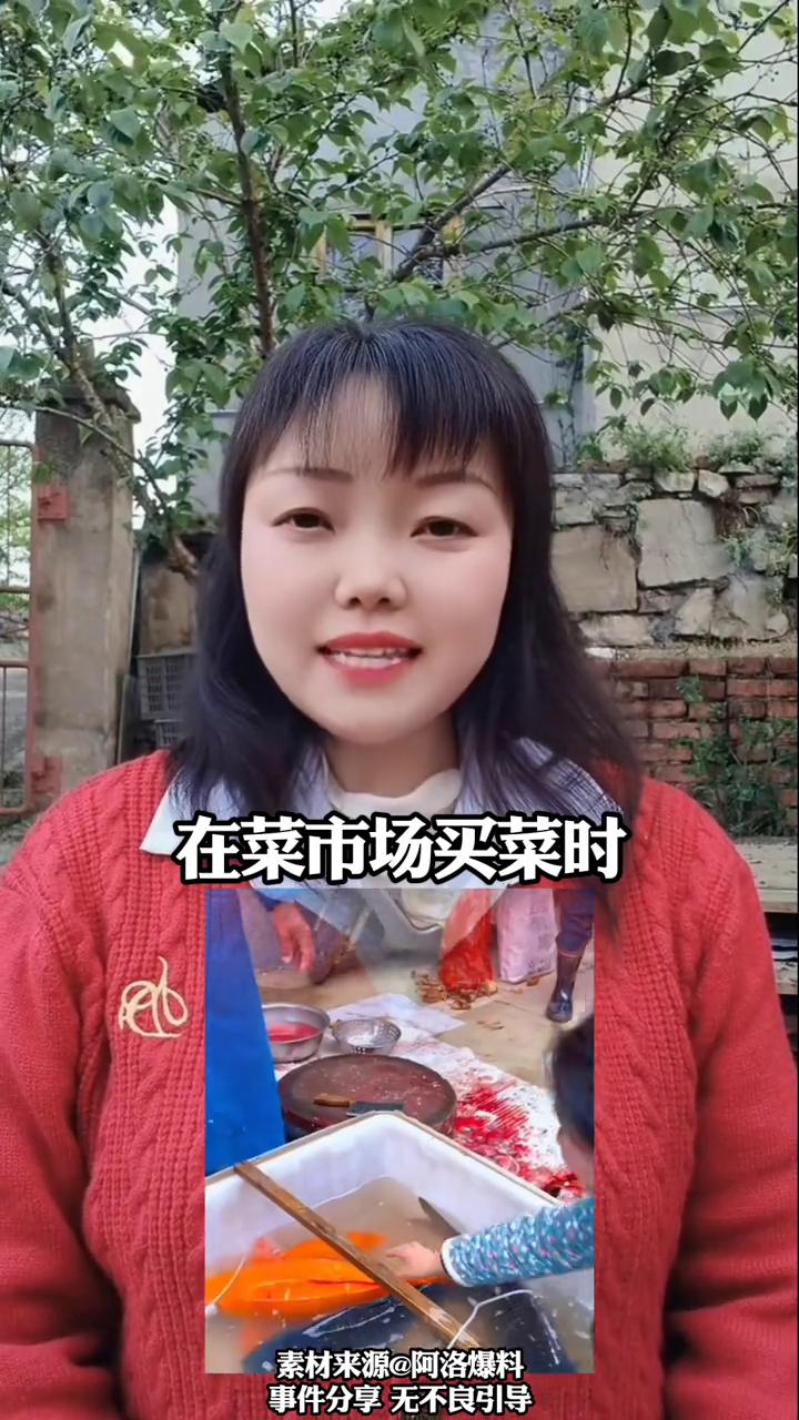 美女买下怀孕黄金鲤鱼放生，下一幕鱼儿集体报恩，太神奇了。
阿洛爆料。
一位美女在