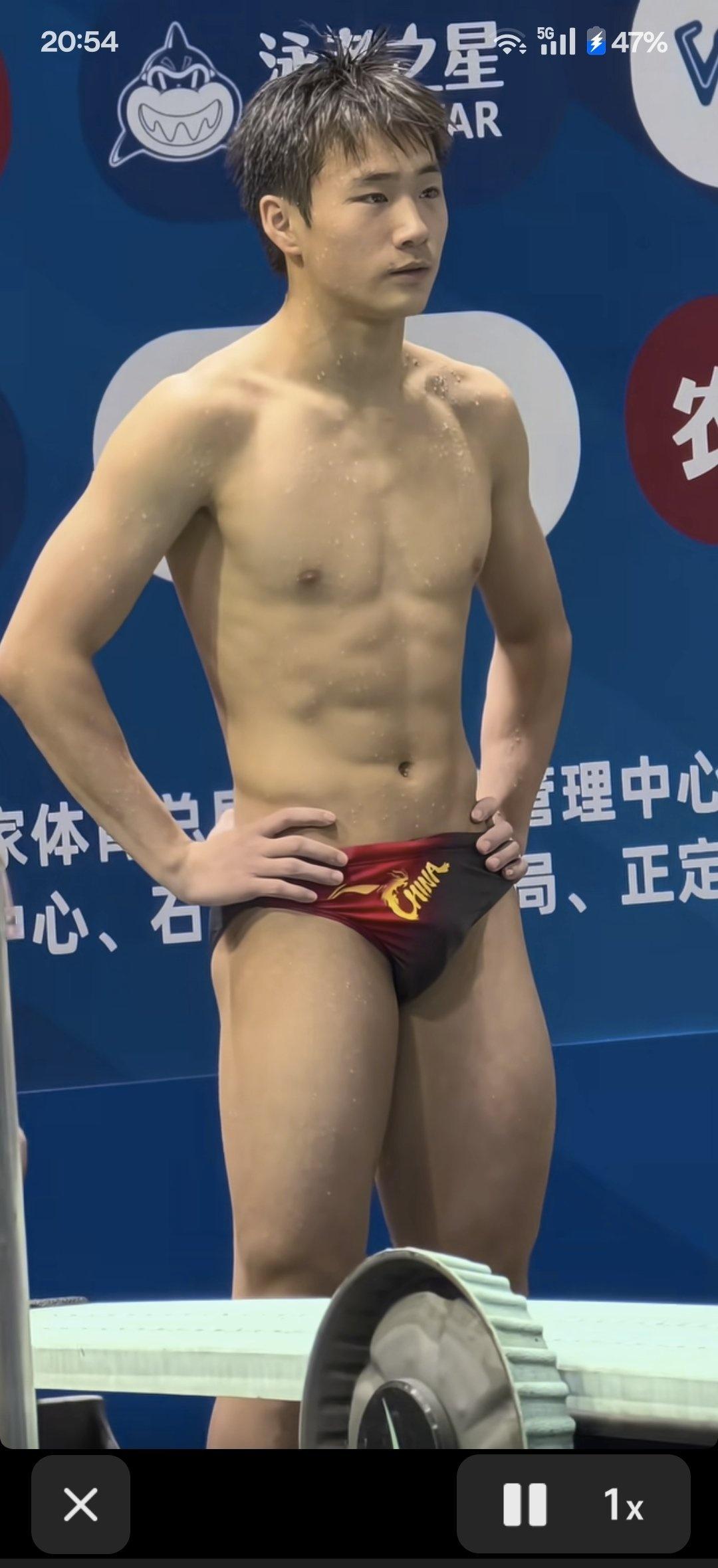 正向提示词：
写实摄影，室内跳水比赛场馆。一个身材健硕、肌肉线条分明的年轻亚洲男
