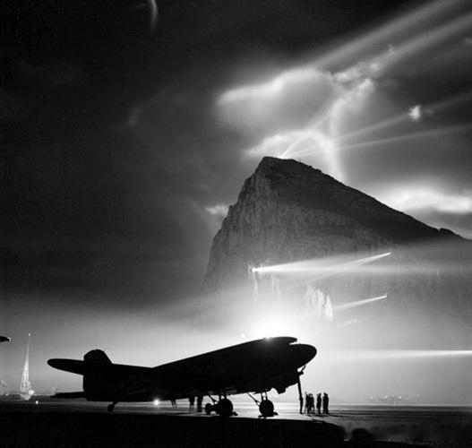 英国海外航空公司DC-3飞机在直布罗陀机场历史影像 ​​​