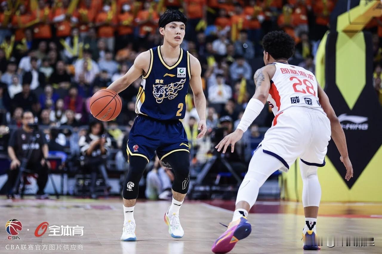 今晚宏远战龙狮，球迷献计，盯死威尔顿，宏远可破龙狮！
广州龙狮外援威尔顿是球队灵