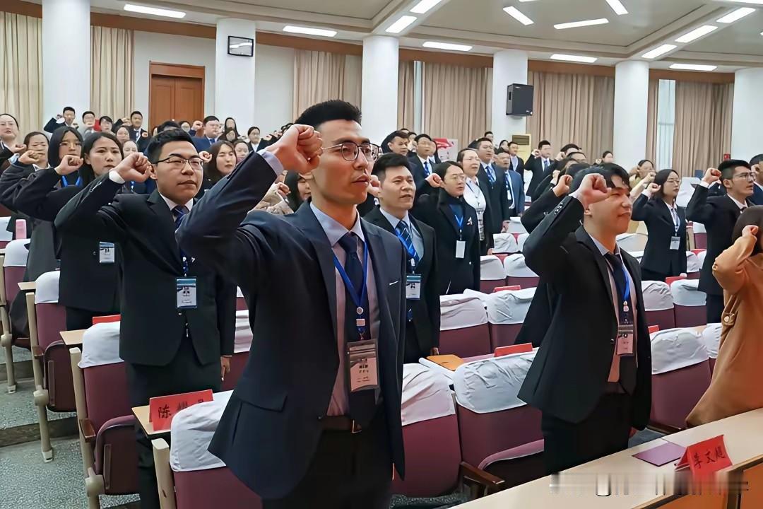 在今天的大会上，我们统一宣誓：不熟悉的号码不接，高频号拉黑，包括10010，10