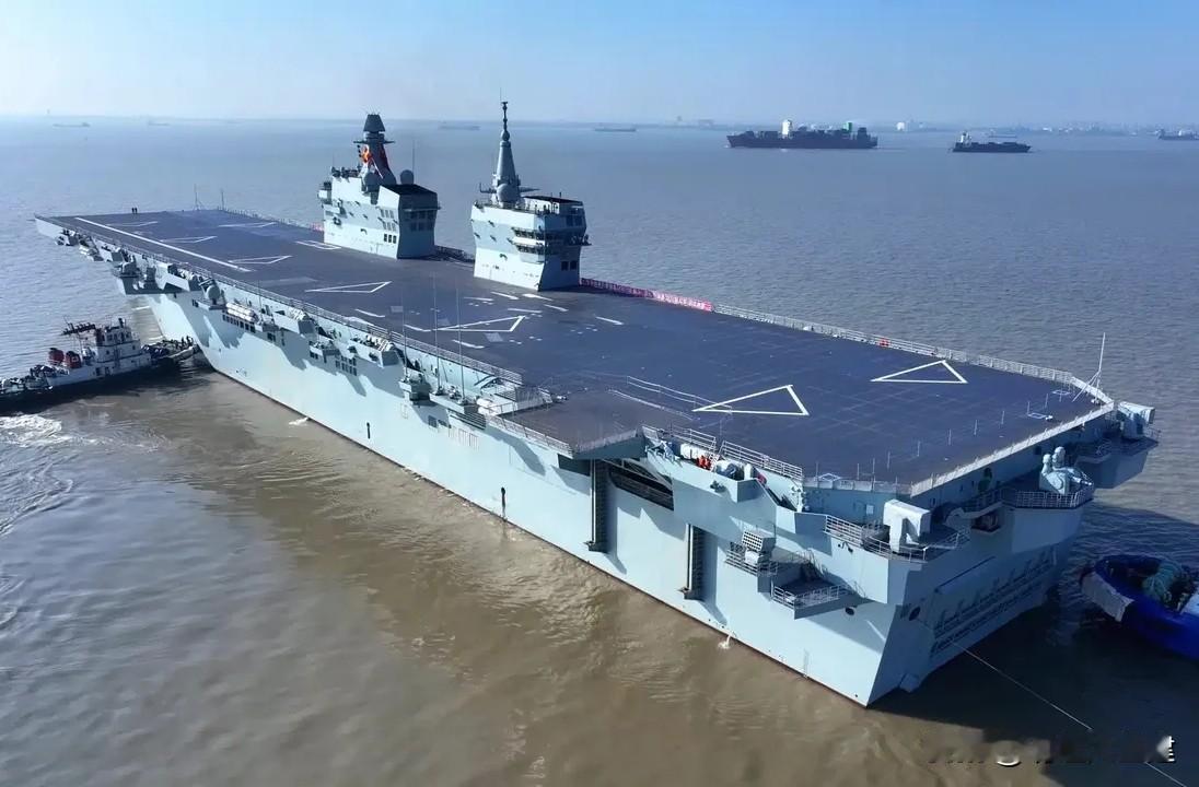 【四川舰又下水了】——最大的无人机航母

076型两栖攻击舰的首舰四川舰顺利展开