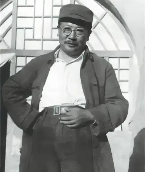 抗战中，特工之王李克农佩戴中将军衔，淡定走过敌军检查站，特务不仅不阻拦，反而举手