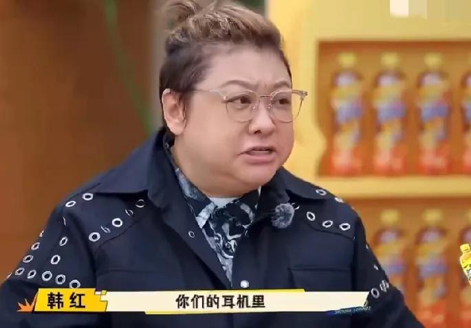 在综艺《闪光的夏天》韩红怒斥歌手耳机里全是提示词，后台通过耳机提醒歌手什么时候唱