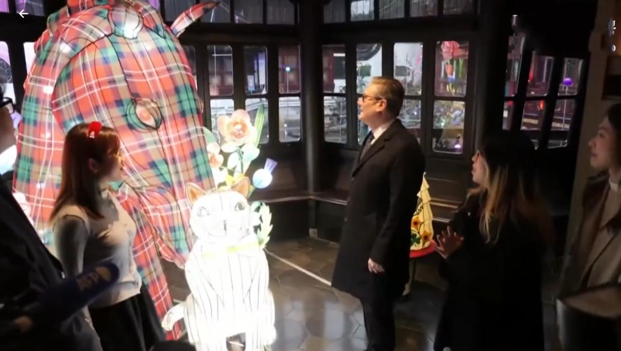 1月30日英国首相打卡上海豫园看灯展，对一个马头灯感兴趣，原来这个马头灯和英国英