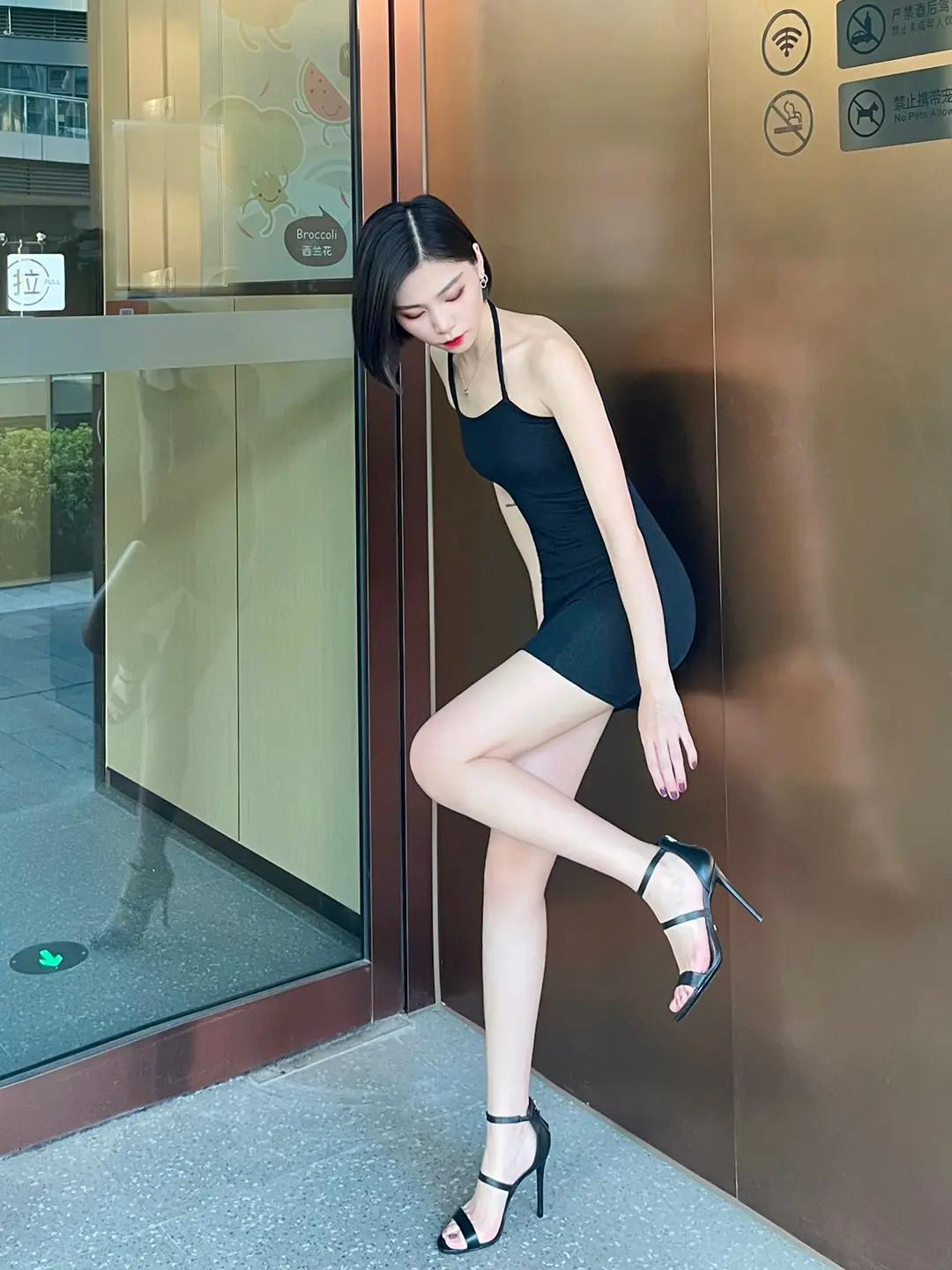 你说对我一见钟情是因为我今天穿了包臀裙！有网友给我评论说生活中很少看到...