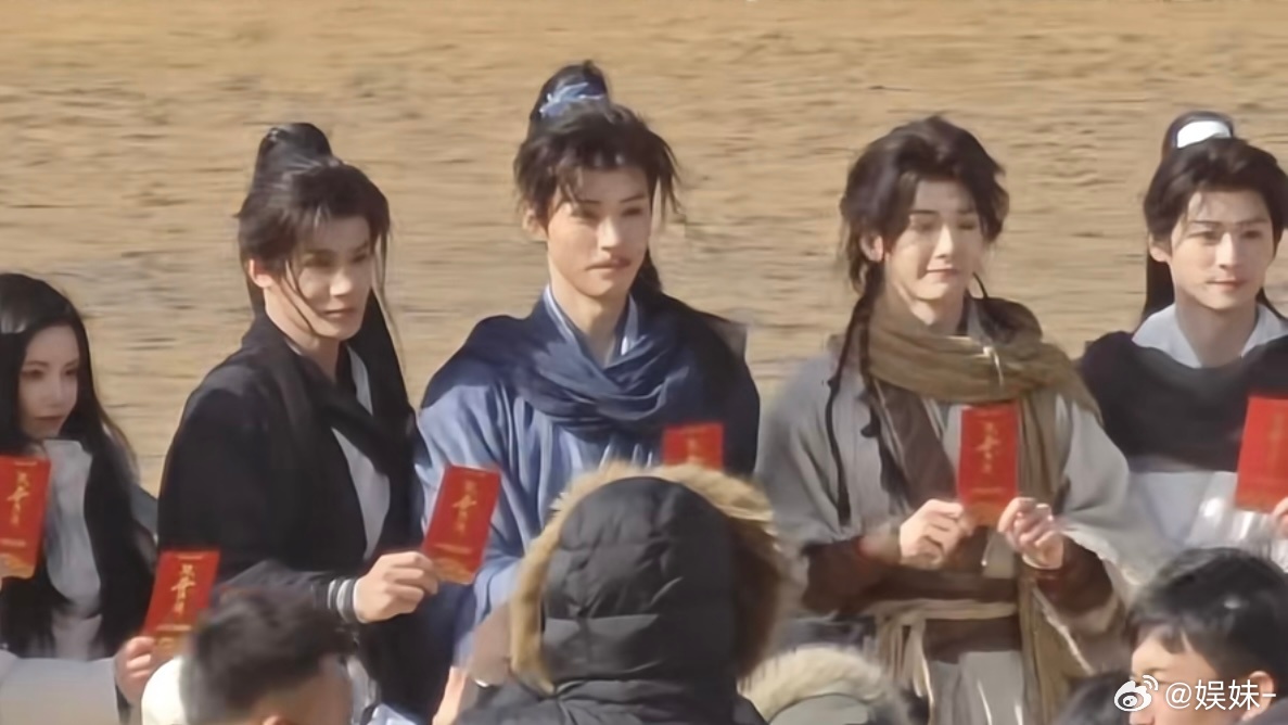 龚俊贴了胡子依旧显的很嫩😂 