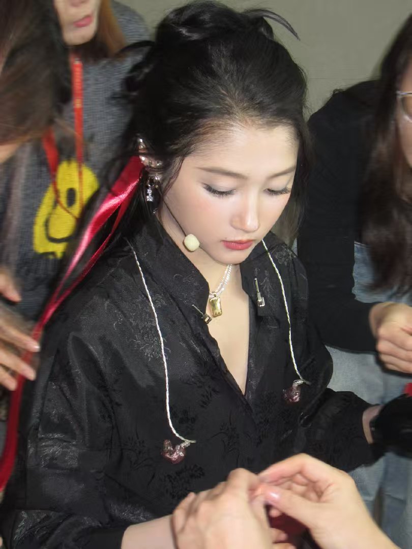 关晓彤素手扶红扇关晓彤金钗响惊鸿关晓彤金钗响惊鸿 好漂亮！！！一会舞台见咯~ 