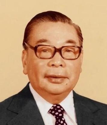 1988年，蒋经国去世的时候，将位置传给了李登辉。但以他的实力和威望，完全可将台