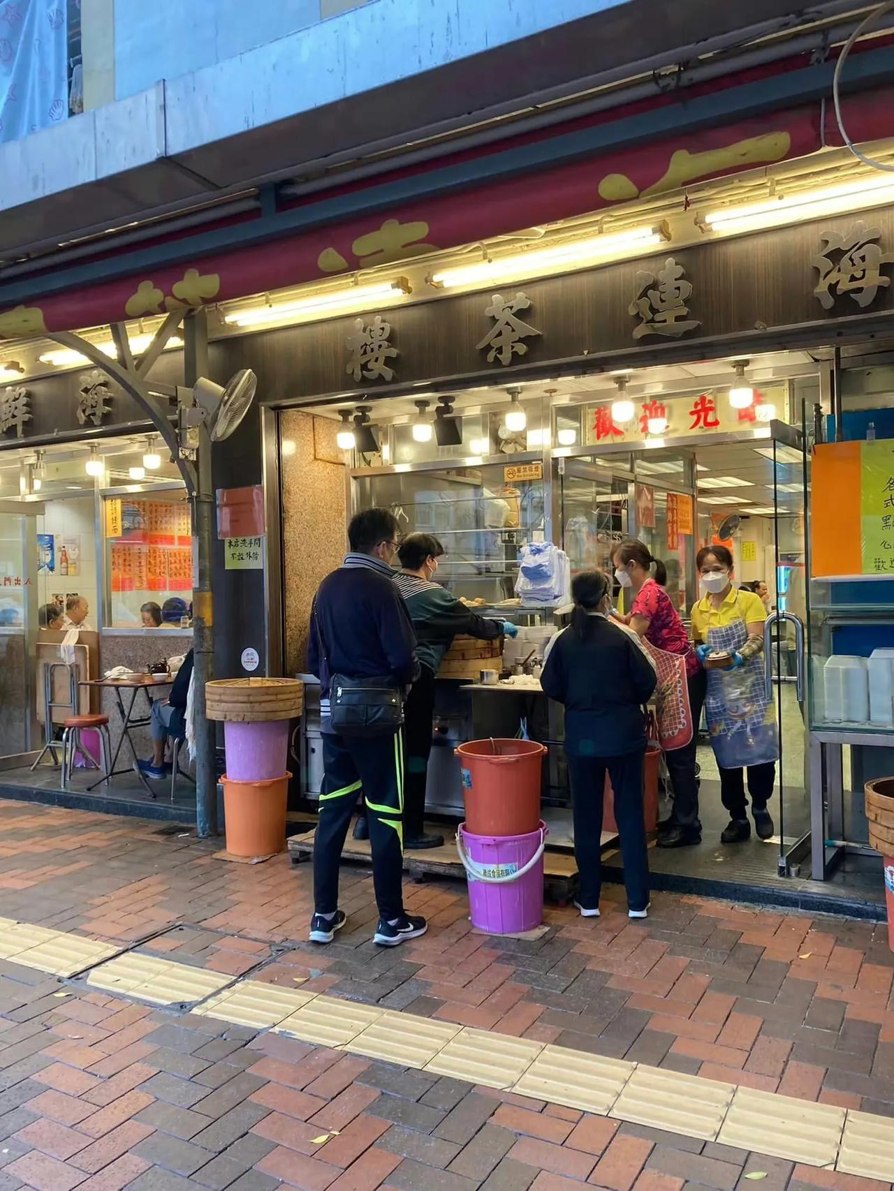 香港屋邨内，一家开业超过50年的老茶楼。

早茶点心$20至30元一份，全手工操