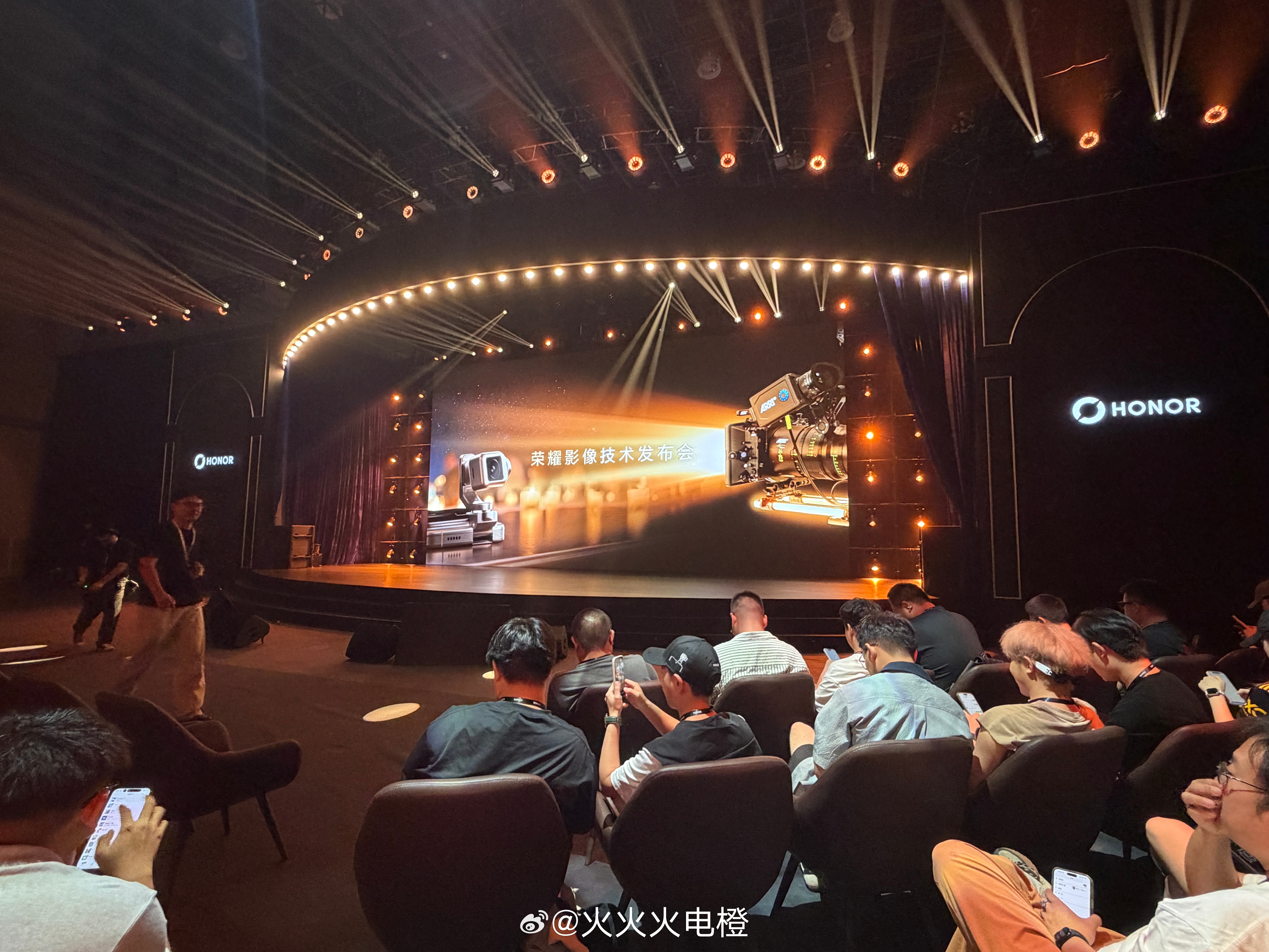 到荣耀影像技术发布会 现场了Robot Phone有什么技术力？10点见！ 东阳