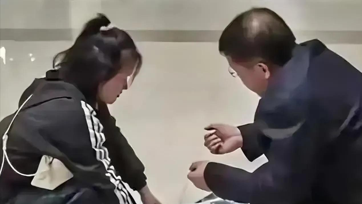 重庆新桥医院蹲在地上给患者看CT片的医生，最好的回报来了——
不是涨薪，也不是锦